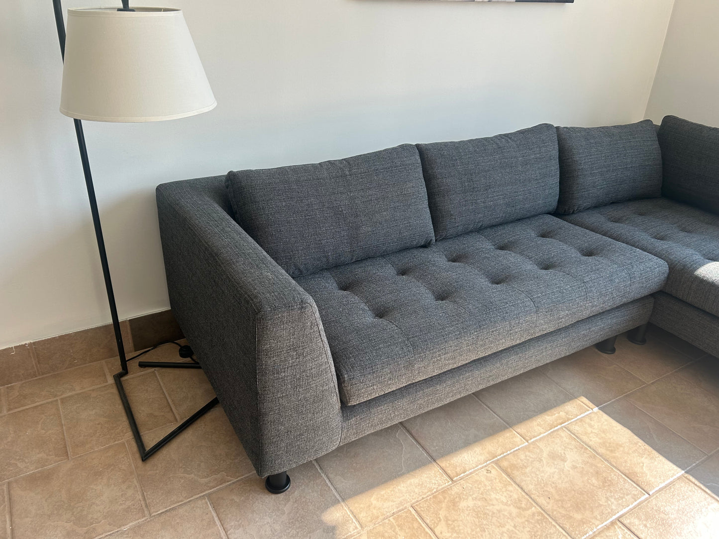 Janis divan sectionnel en tissu gris foncé