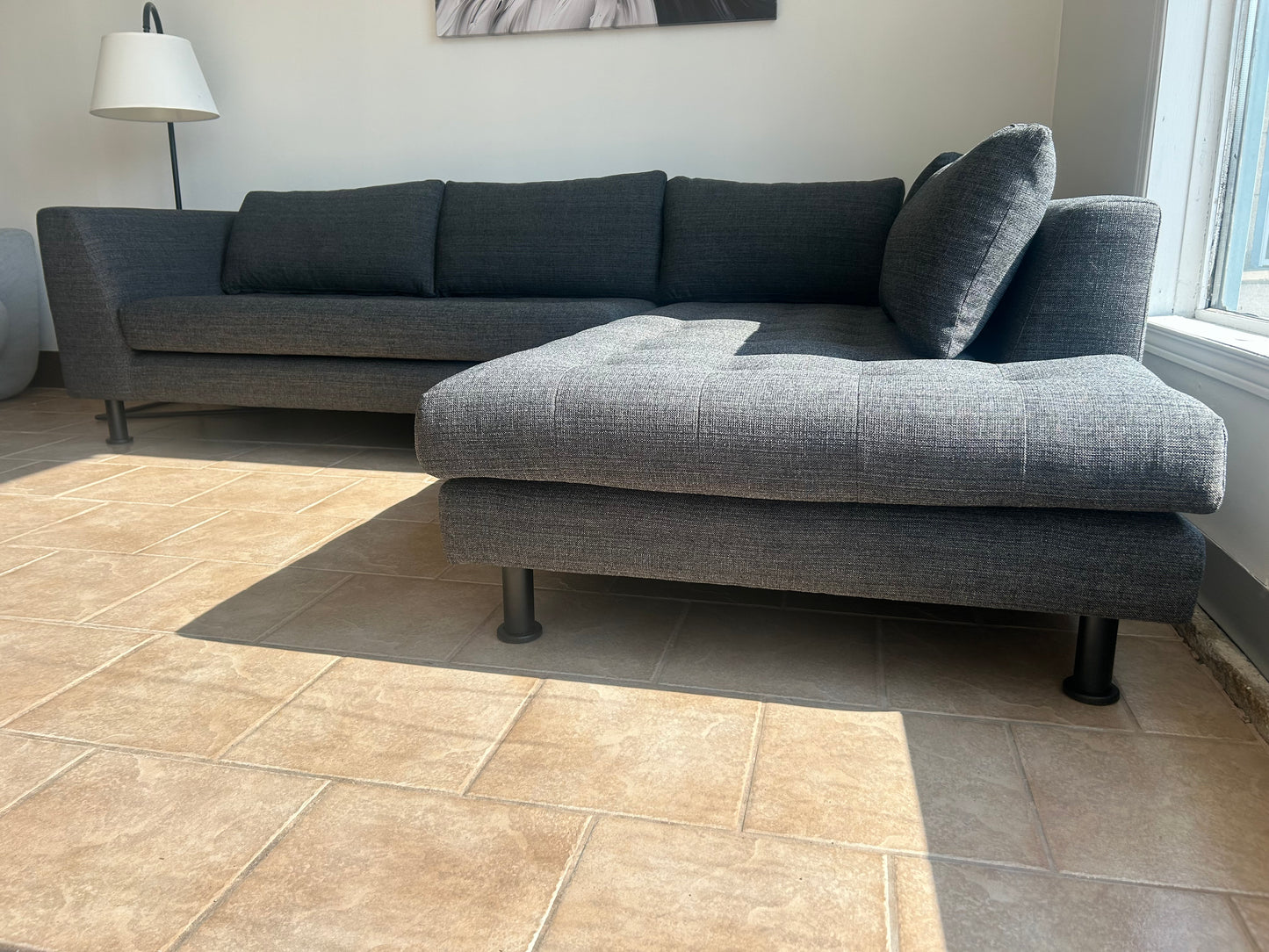 Janis divan sectionnel en tissu gris foncé