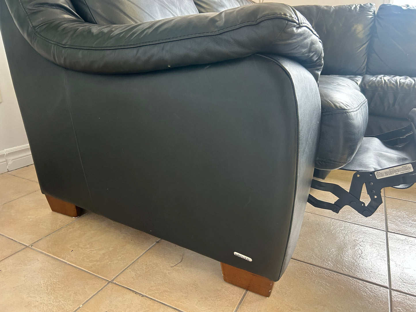 Divan sectionnel inclinable Natuzzi en cuir véritable noir
