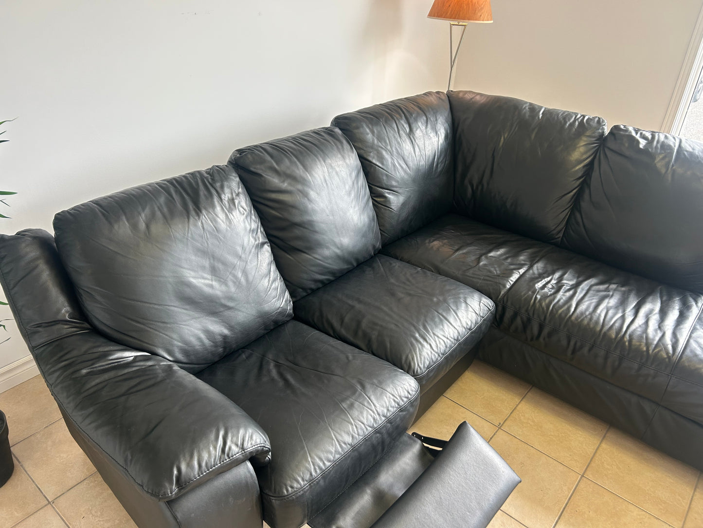 Divan sectionnel inclinable Natuzzi en cuir véritable noir