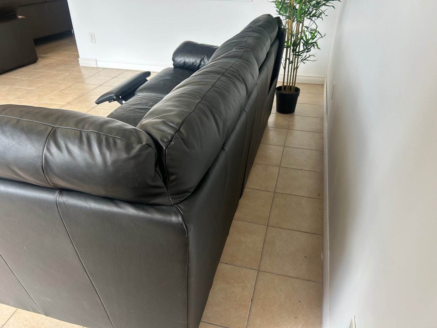 Divan sectionnel inclinable Natuzzi en cuir véritable noir