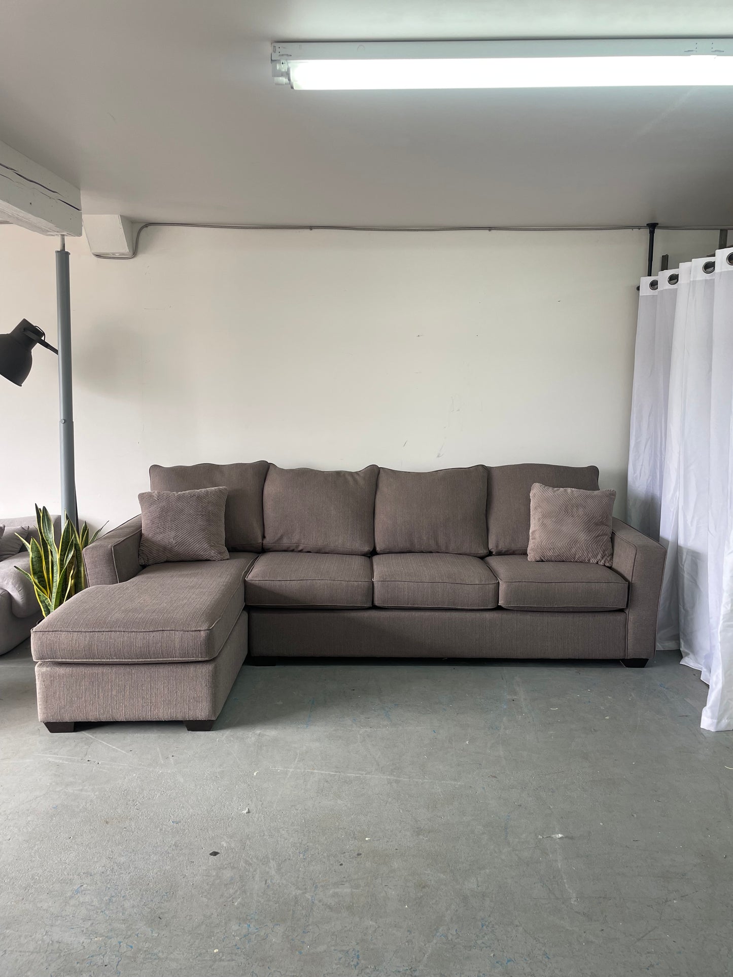 Divan sectionnel en tissus gris