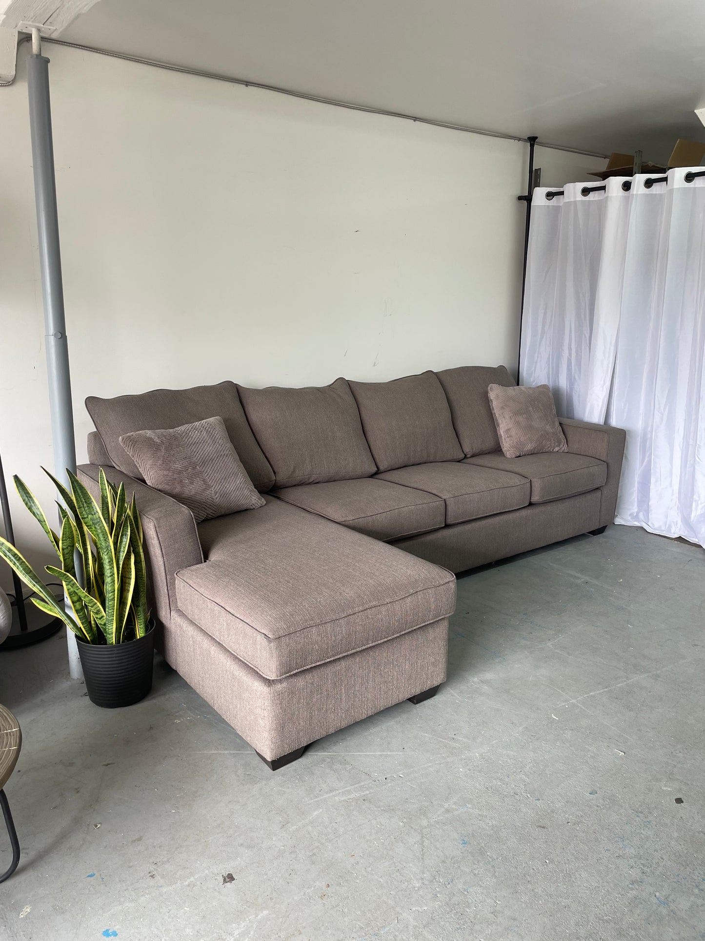 Divan sectionnel en tissus gris