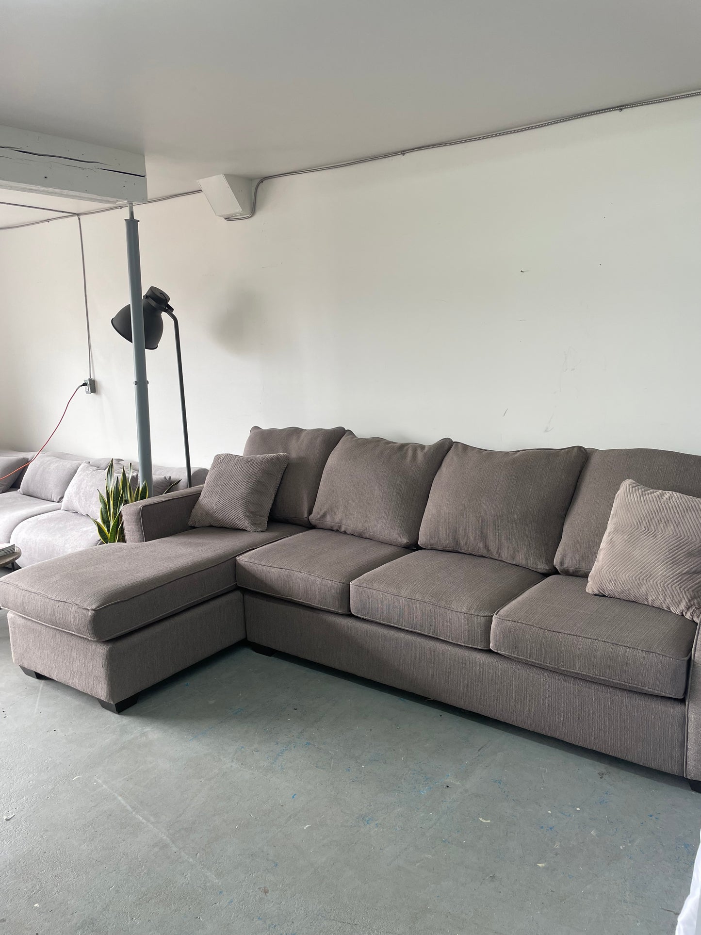 Divan sectionnel en tissus gris