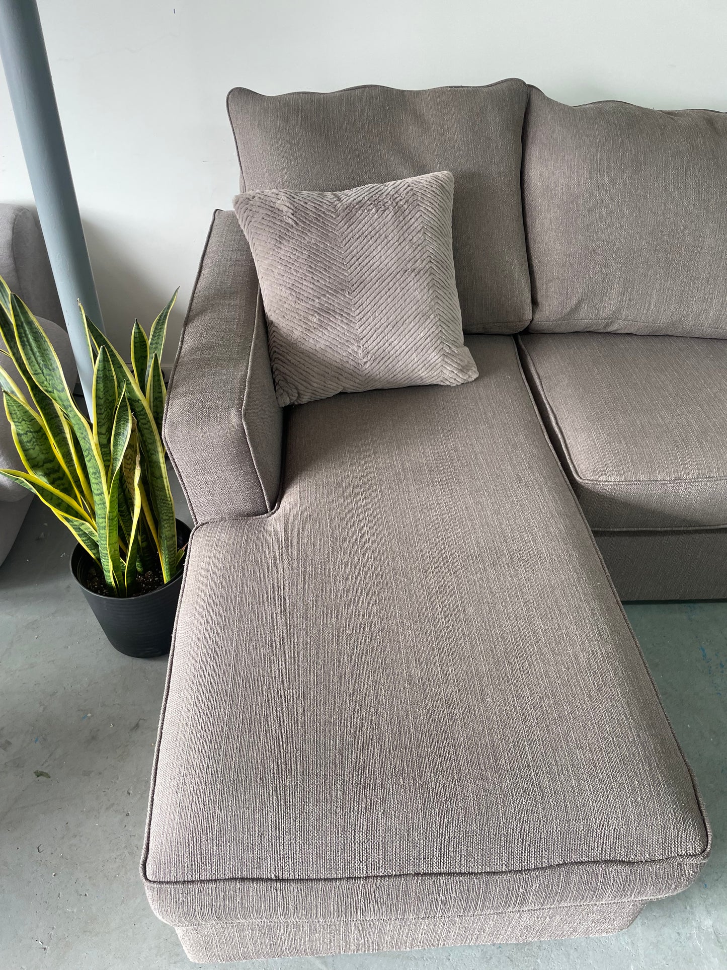 Divan sectionnel en tissus gris