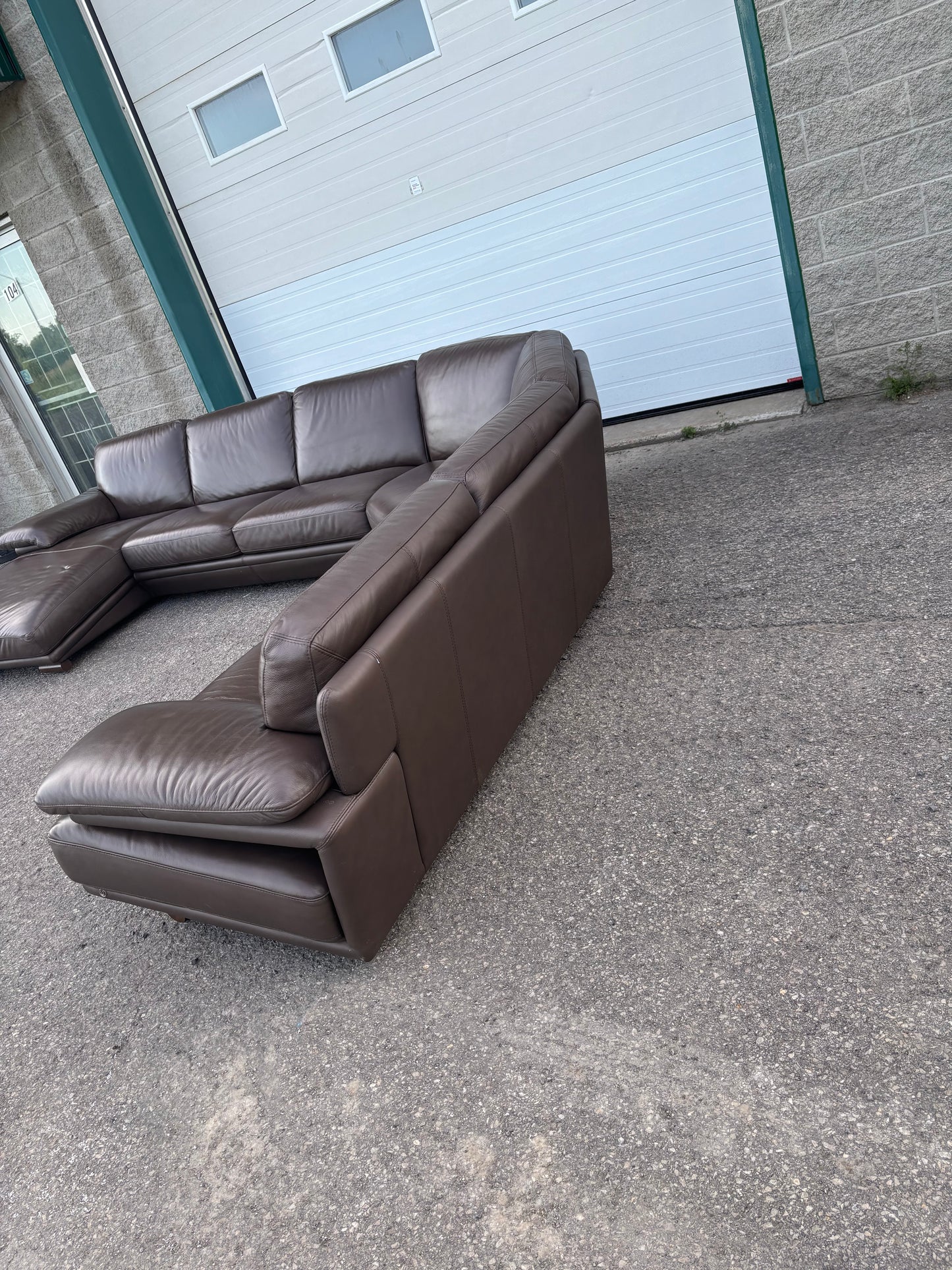 Divan sectionnel Natuzzi en cuir véritable Italien Brun